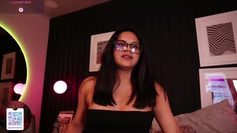 Snapshot of sophia_wilsonn_ chatting on 04/25/26, 01:52 Sofi online show from 04/25/26, 01:52
