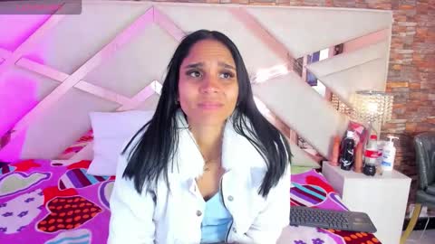 Sophia Paris online show from 11/17/25, 02:28