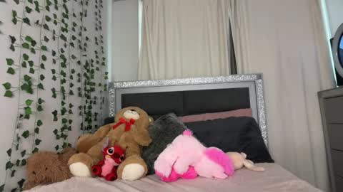 Snapshot of sophiasecretsx chatting on 02/14/26, 06:15 Sophia online show from 02/14/26, 06:15