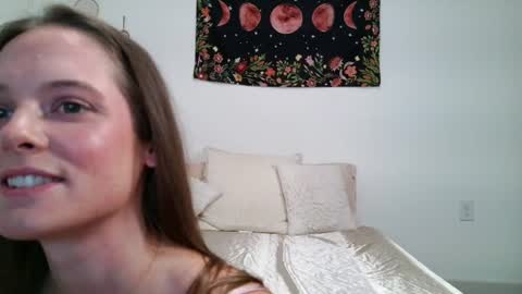Snapshot of sophiaskyee444 chatting on 06/17/26, 02:03 sophiaskyee444 online show from 06/17/26, 02:03
