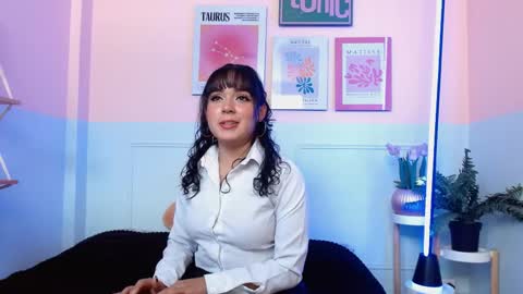 Snapshot of sophie_benet_ chatting on 05/06/26, 02:00 Sophie online show from 05/06/26, 02:00