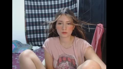 Snapshot of sophie_cutexx chatting on 01/21/25, 12:04 sophie online show from 01/21/25, 12:04