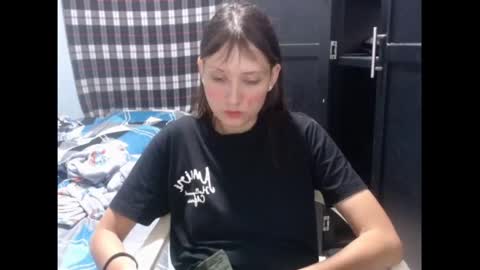 Snapshot of sophie_cutexx chatting on 10/17/25, 05:21 sophie online show from 10/17/25, 05:21