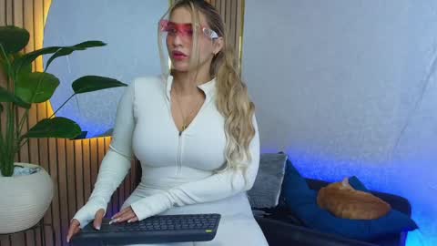 Snapshot of sophie_janner chatting on 06/01/26, 10:11 SOPHIE JANNER online show from 06/01/26, 10:11