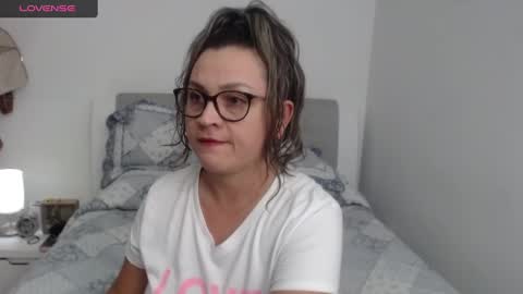 Snapshot of sophie_lopez1 chatting on 01/19/25, 03:29 Sofa online show from 01/19/25, 03:29