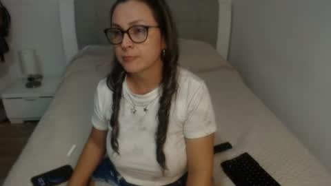 Snapshot of sophie_lopez1 chatting on 06/18/26, 11:20 Sofa online show from 06/18/26, 11:20