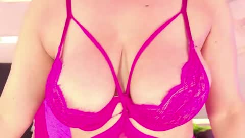 Snapshot of sophie_newton chatting on 04/29/26, 05:30 sophie_newton online show from 04/29/26, 05:30