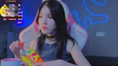 sophie_nomenal_ online show from 12/17/25, 04:40