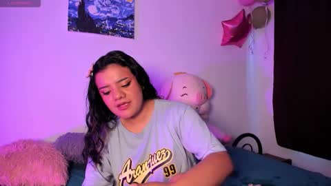 Snapshot of sophie_t_ chatting on 11/27/25, 11:23 Sofia online show from 11/27/25, 11:23