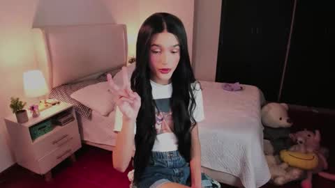 Snapshot of sophiecornett chatting on 09/19/25, 02:13    online show from 09/19/25, 02:13