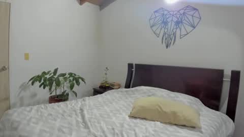 Snapshot of sophielatina chatting on 12/15/24, 11:42 Sophia online show from 12/15/24, 11:42