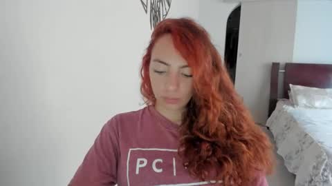 Snapshot of sophielatina chatting on 09/17/25, 10:33 Sophia online show from 09/17/25, 10:33