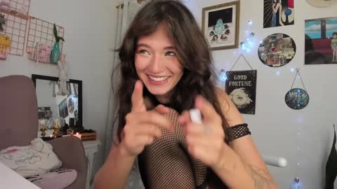 Snapshot of sophieluck chatting on 12/18/24, 07:36 Sophie online show from 12/18/24, 07:36