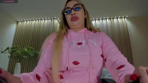 Snapshot of sophiepalmerx chatting on 05/28/26, 11:40 Sophie Palmer online show from 05/28/26, 11:40