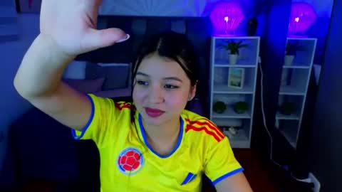 Snapshot of sophyadams_ chatting on 06/19/26, 06:29 Sophy online show from 06/19/26, 06:29