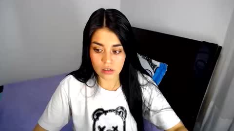 Snapshot of sopphy_white chatting on 04/22/26, 12:02 Sophy online show from 04/22/26, 12:02