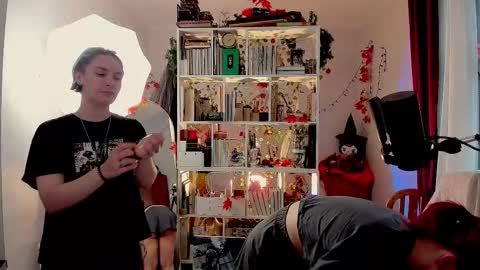 Leah online show from 11/04/25, 01:43