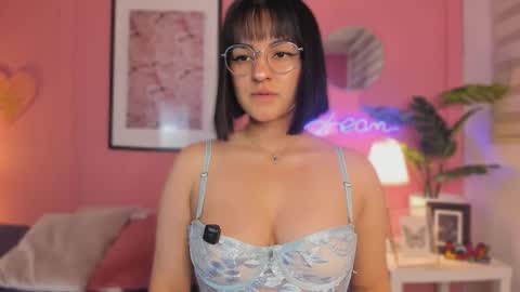 Snapshot of soysaraa_ chatting on 09/18/25, 06:04 Aleja online show from 09/18/25, 06:04
