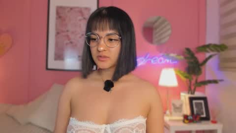 Snapshot of soysaraa_ chatting on 10/10/25, 06:01 Aleja online show from 10/10/25, 06:01