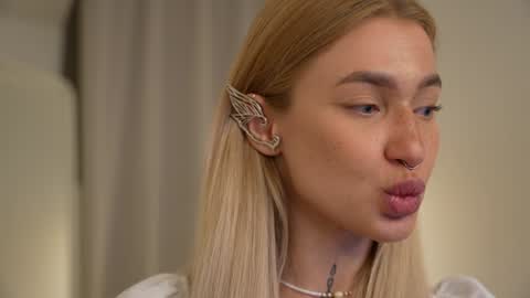 Snapshot of sparks__daisy chatting on 12/08/24, 02:52 DAISY online show from 12/08/24, 02:52