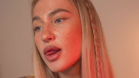 Snapshot of sparks__daisy chatting on 12/12/24, 12:55 DAISY online show from 12/12/24, 12:55