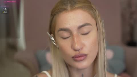 Snapshot of sparks__daisy chatting on 12/17/24, 03:17 DAISY online show from 12/17/24, 03:17