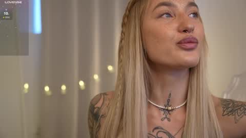 Snapshot of sparks__daisy chatting on 12/20/24, 11:00 DAISY online show from 12/20/24, 11:00