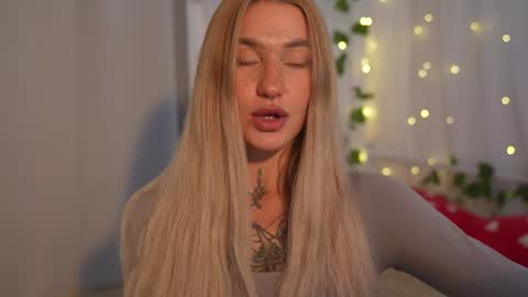 Snapshot of sparks__daisy chatting on 01/04/25, 03:28 DAISY online show from 01/04/25, 03:28