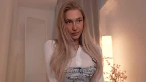 Snapshot of sparks__daisy chatting on 02/18/25, 02:16 DAISY online show from 02/18/25, 02:16