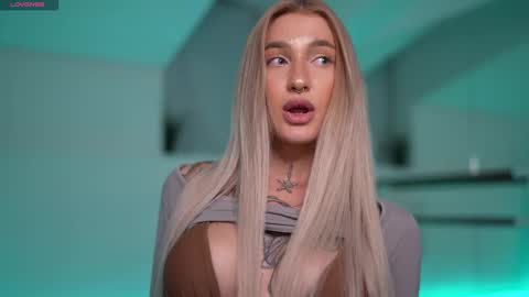 Snapshot of sparks__daisy chatting on 02/22/25, 04:40 DAISY online show from 02/22/25, 04:40