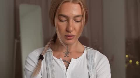 Snapshot of sparks__daisy chatting on 02/24/25, 03:31 DAISY online show from 02/24/25, 03:31