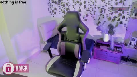 Snapshot of spicydollx_1 chatting on 05/23/26, 02:21 Geraldin online show from 05/23/26, 02:21