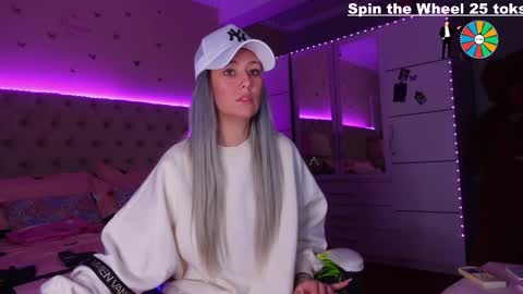 Snapshot of spicygirls chatting on 12/20/25, 10:11 Alicia online show from 12/20/25, 10:11