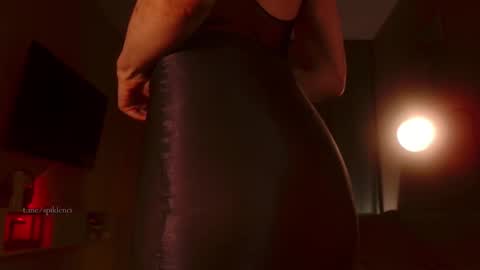 Snapshot of spiklencii chatting on 10/14/25, 05:25 Elizabeth online show from 10/14/25, 05:25