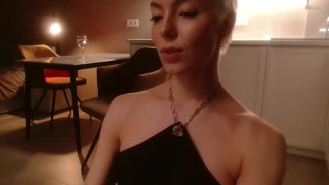 Snapshot of spiklencii chatting on 10/16/25, 06:42 Elizabeth online show from 10/16/25, 06:42