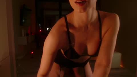 Snapshot of spiklencii chatting on 10/24/25, 04:58 Elizabeth online show from 10/24/25, 04:58