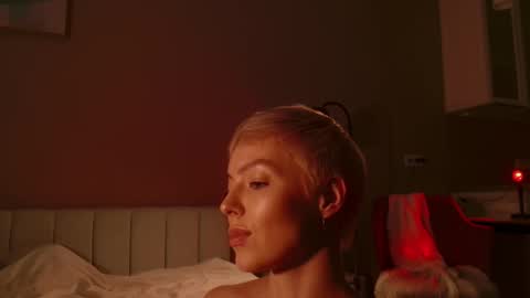 Snapshot of spiklencii chatting on 11/28/25, 04:53 Elizabeth online show from 11/28/25, 04:53