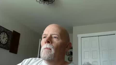 Snapshot of sportfish chatting on 10/18/25, 09:04 sportfish online show from 10/18/25, 09:04