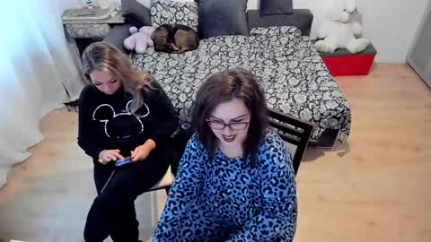 Snapshot of squirt_kimmm chatting on 10/03/25, 11:51 Kim online show from 10/03/25, 11:51