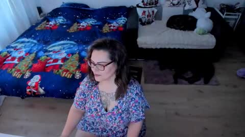 Snapshot of squirt_kimmm chatting on 12/04/25, 02:04 Kim online show from 12/04/25, 02:04