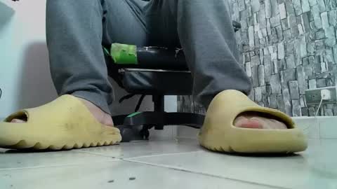 Snapshot of srfindomfeet_ chatting on 01/12/25, 07:10 sr master cum its my old account online show from 01/12/25, 07:10