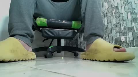 Snapshot of srfindomfeet_ chatting on 01/13/25, 01:13 sr master cum its my old account online show from 01/13/25, 01:13