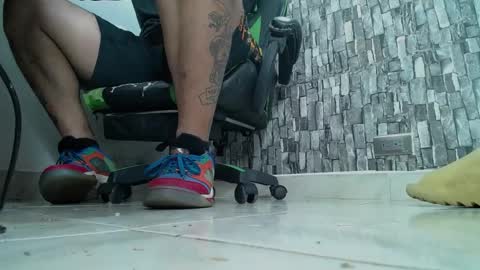 Snapshot of srfindomfeet_ chatting on 01/24/25, 02:28 sr master cum its my old account online show from 01/24/25, 02:28