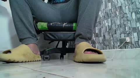 Snapshot of srfindomfeet_ chatting on 01/28/25, 09:08 sr master cum its my old account online show from 01/28/25, 09:08