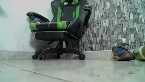 Snapshot of srfindomfeet_ chatting on 01/29/25, 07:25 sr master cum its my old account online show from 01/29/25, 07:25