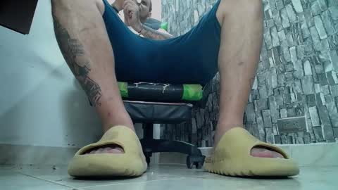 Snapshot of srfindomfeet_ chatting on 02/01/25, 03:08 sr master cum its my old account online show from 02/01/25, 03:08