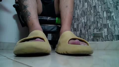 Snapshot of srfindomfeet_ chatting on 02/02/25, 01:30 sr master cum its my old account online show from 02/02/25, 01:30