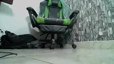 Snapshot of srfindomfeet_ chatting on 02/07/25, 01:04 sr master cum its my old account online show from 02/07/25, 01:04