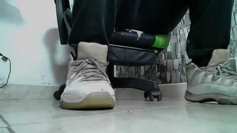 Snapshot of srfindomfeet_ chatting on 02/12/25, 08:40 sr master cum its my old account online show from 02/12/25, 08:40