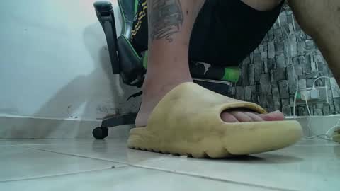 Snapshot of srfindomfeet_ chatting on 02/25/25, 01:09 sr master cum its my old account online show from 02/25/25, 01:09